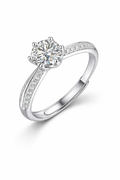 Hera Ring – Zirkonia in majestätischer Kronenfassung mit sechs Zinken und doppelter Pavé-Schiene mit glattem Mittelsteg, Edelstahl mit Platinbeschichtung