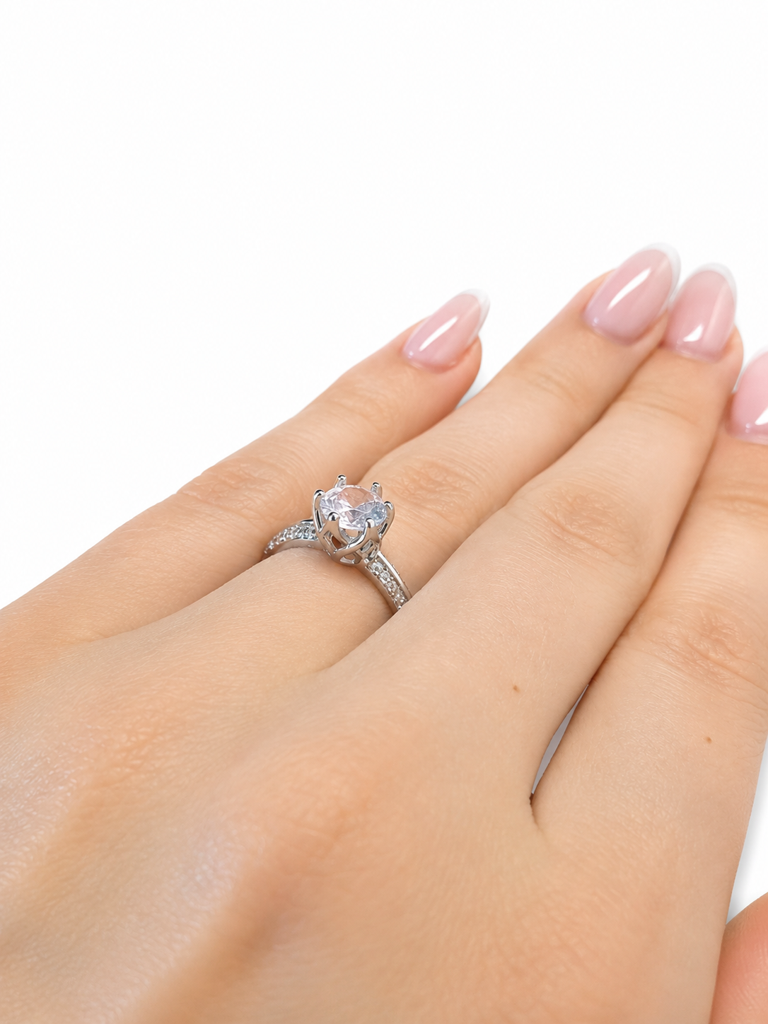 Hera Ring – Zirkonia in majestätischer Kronenfassung mit sechs Zinken und doppelter Pavé-Schiene mit glattem Mittelsteg, Edelstahl mit Platinbeschichtung