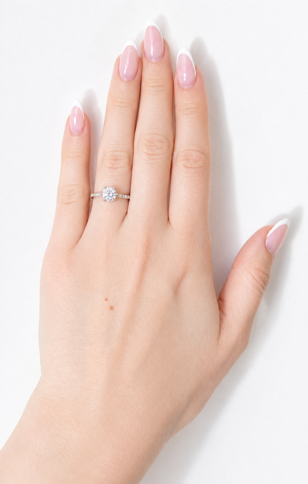 Aphrodite Ring – Zirkonia-Solitär mit Sechskrallen-Fassung und Pavé-Besatz, Edelstahl mit Platinbeschichtung