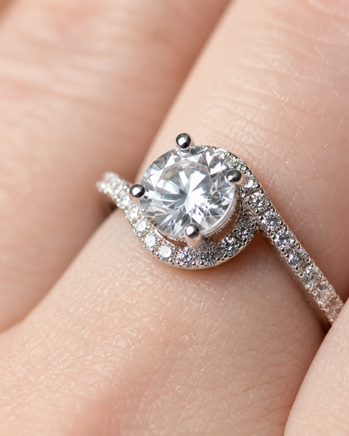 Athena Ring – Zirkonia mit Vierzackenfassung und mandelförmigem Pavé-Rahmen, Edelstahl mit Platinbeschichtung