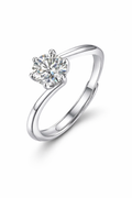 Vesta Ring – Zirkonia mit Sechskrallen auf asymmetrisch verlaufender, glatter Ringschiene, Edelstahl mit Platinbeschichtung