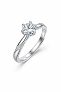 Theia Ring – Zirkonia mit Sechskrallen auf glatter Ringschiene mit zwei symmetrischen Pavé-Steinreihen, Edelstahl mit Platinbeschichtung
