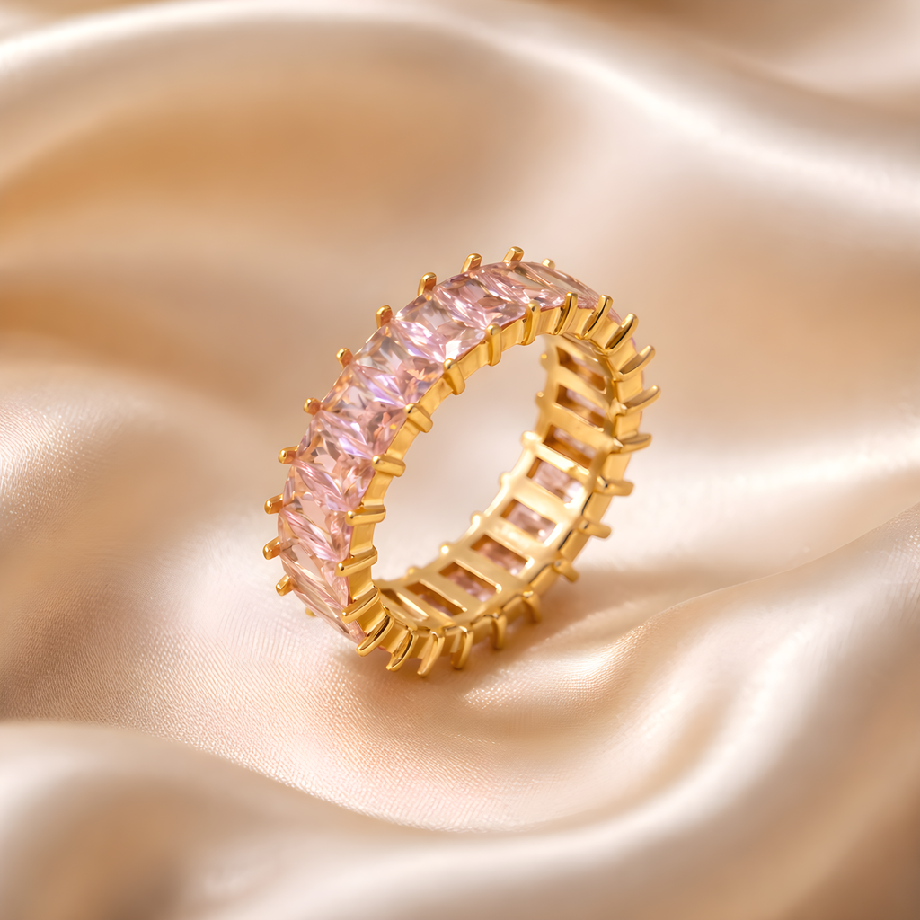Aurore Rose Ring – rosa Zirkonia Eternity Ring auf Seidenstoff | Alextra Jewelry