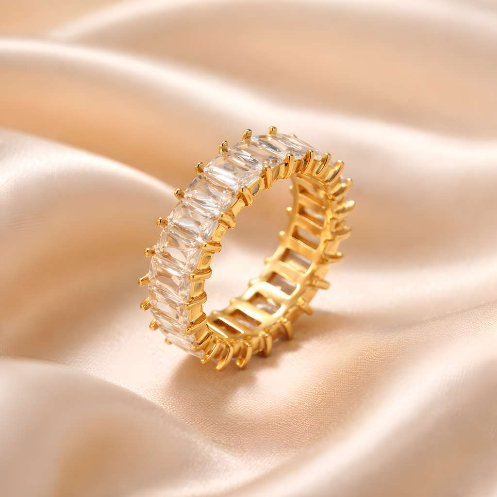 Aurore Blanc Ring – weißer Zirkonia Eternity Ring auf Seidenstoff | Alextra Jewelry