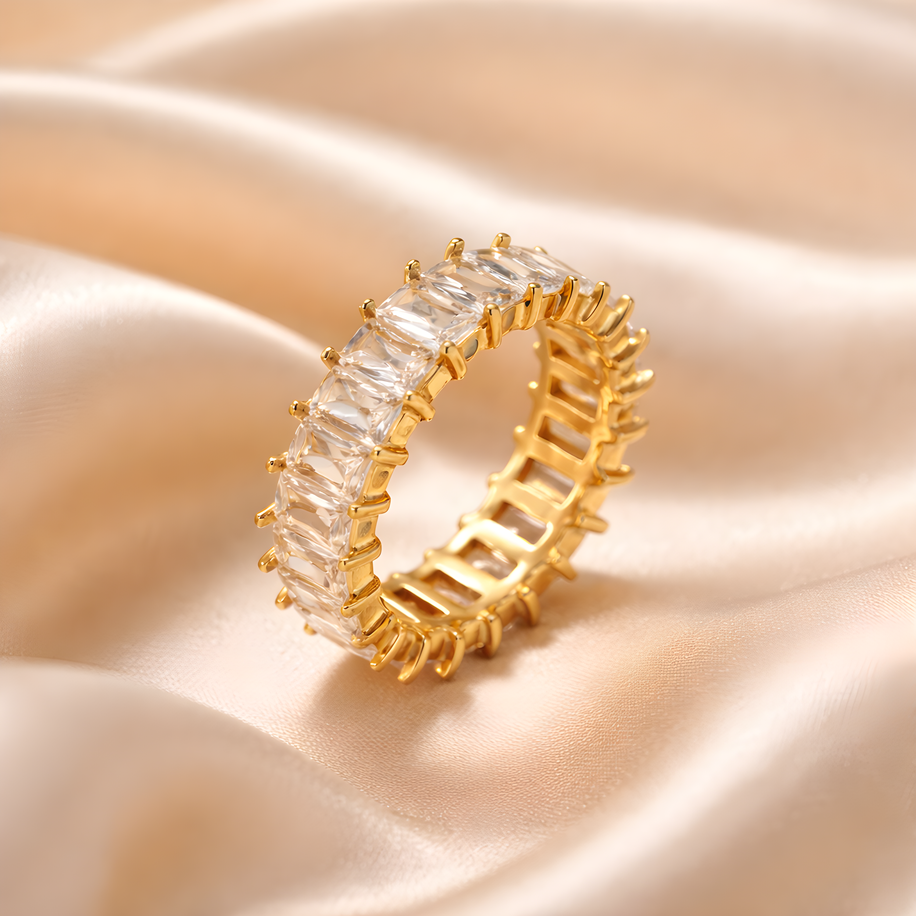 Aurore Blanc Ring – weißer Zirkonia Eternity Ring auf Seidenstoff | Alextra Jewelry