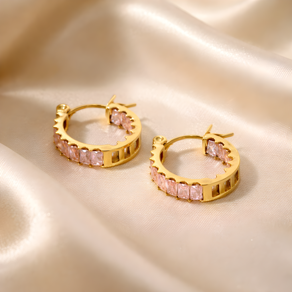 Aurore Rose Creolen – rosa Zirkonia Creolen auf Seidenstoff | Alextra Jewelry