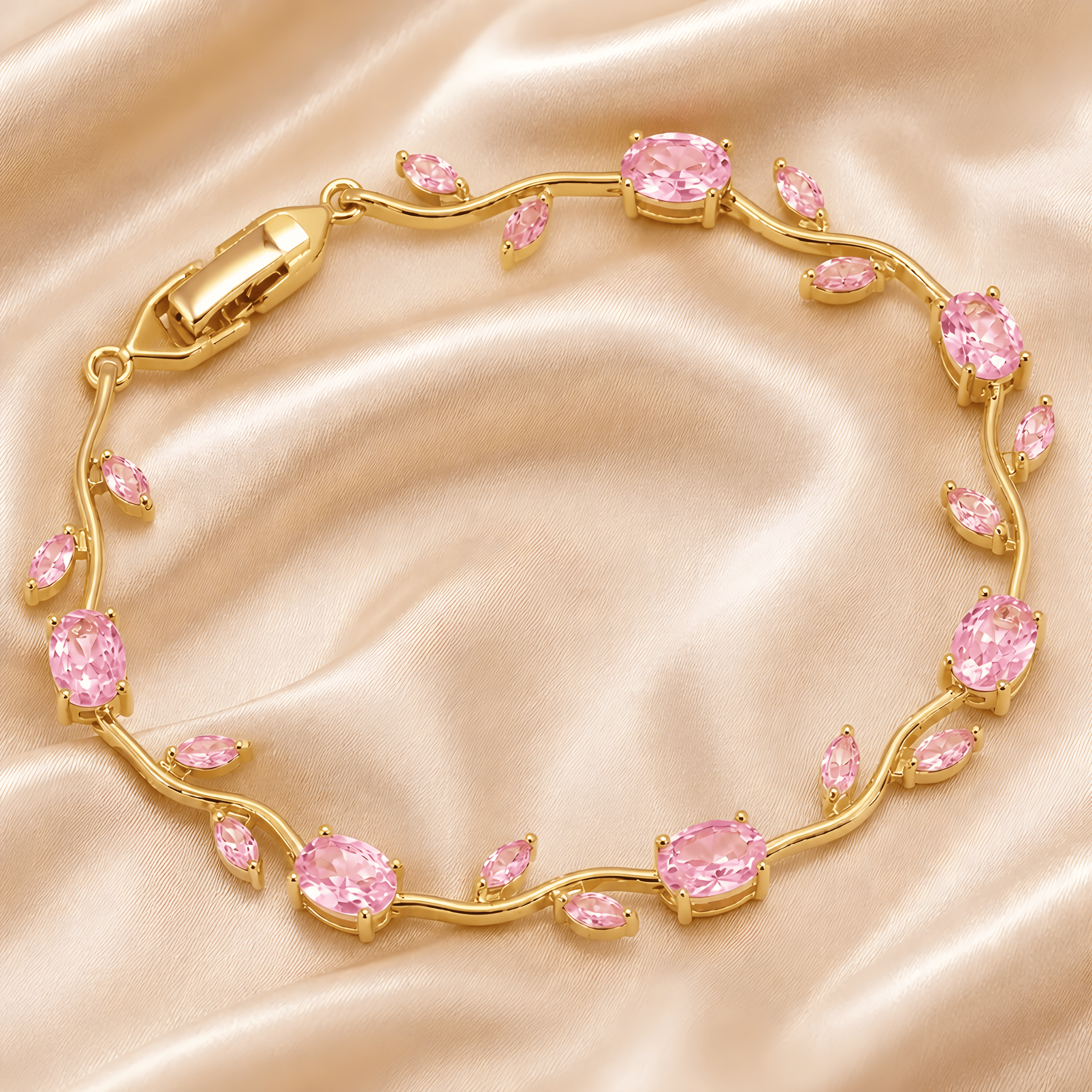 Tulipa Rose Armband Gold mit rosafarbenen Zirkonia auf Seidenstoff, Lifestyle-Aufnahme