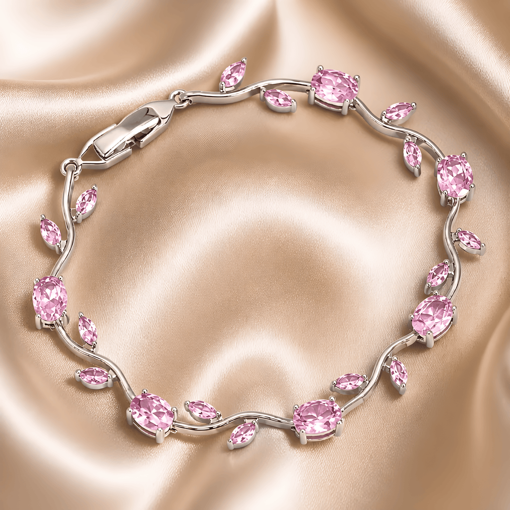 Tulipa Rose Armband Silber mit rosafarbenen Zirkonia auf Seidenstoff, Lifestyle-Aufnahme