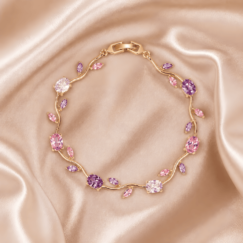 Tulipa Bloom Armband mit 18K Goldvergoldung auf champagnerfarbenem Seidensatin, Lifestyle-Aufnahme