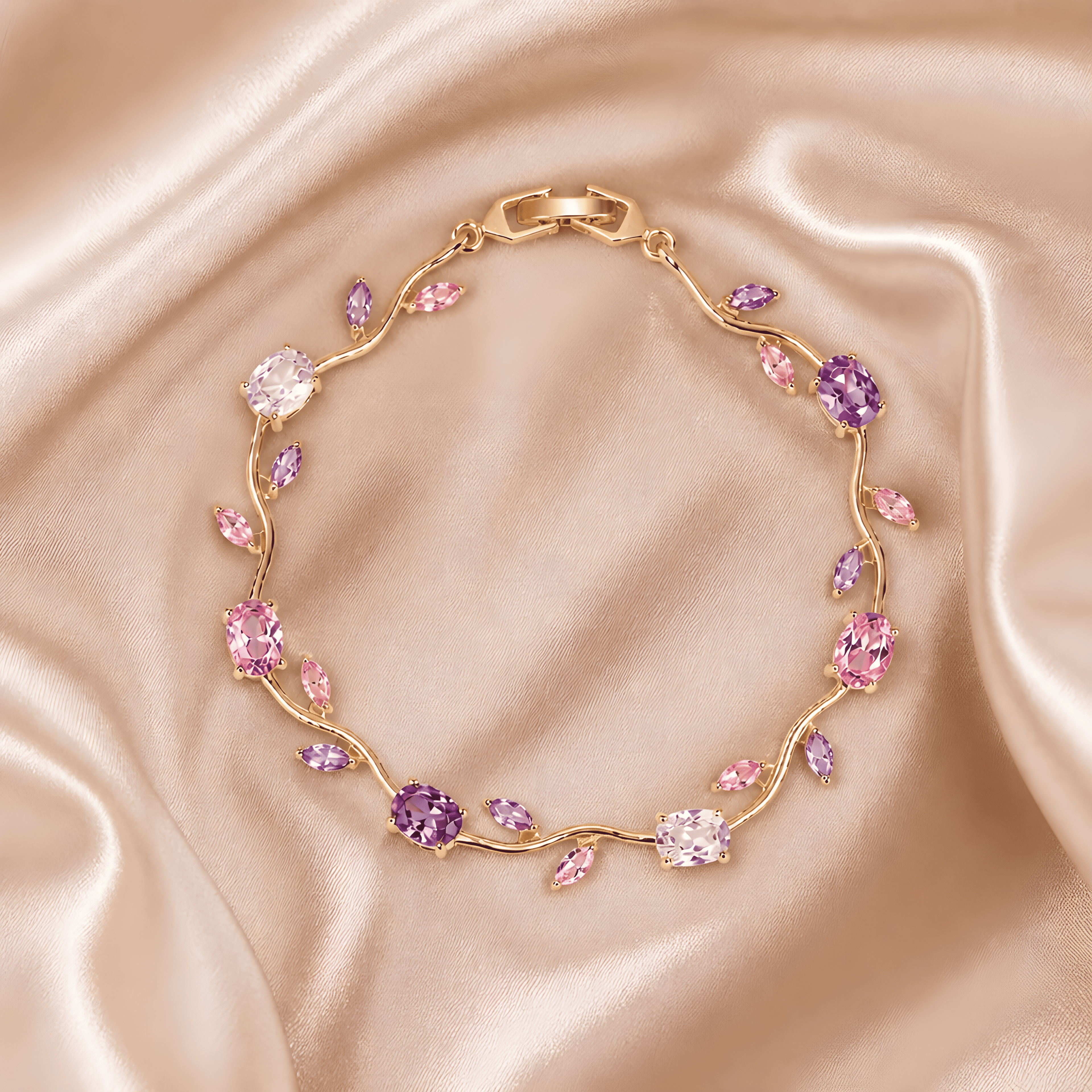 Tulipa Bloom Armband mit 18K Goldvergoldung auf champagnerfarbenem Seidensatin, Lifestyle-Aufnahme