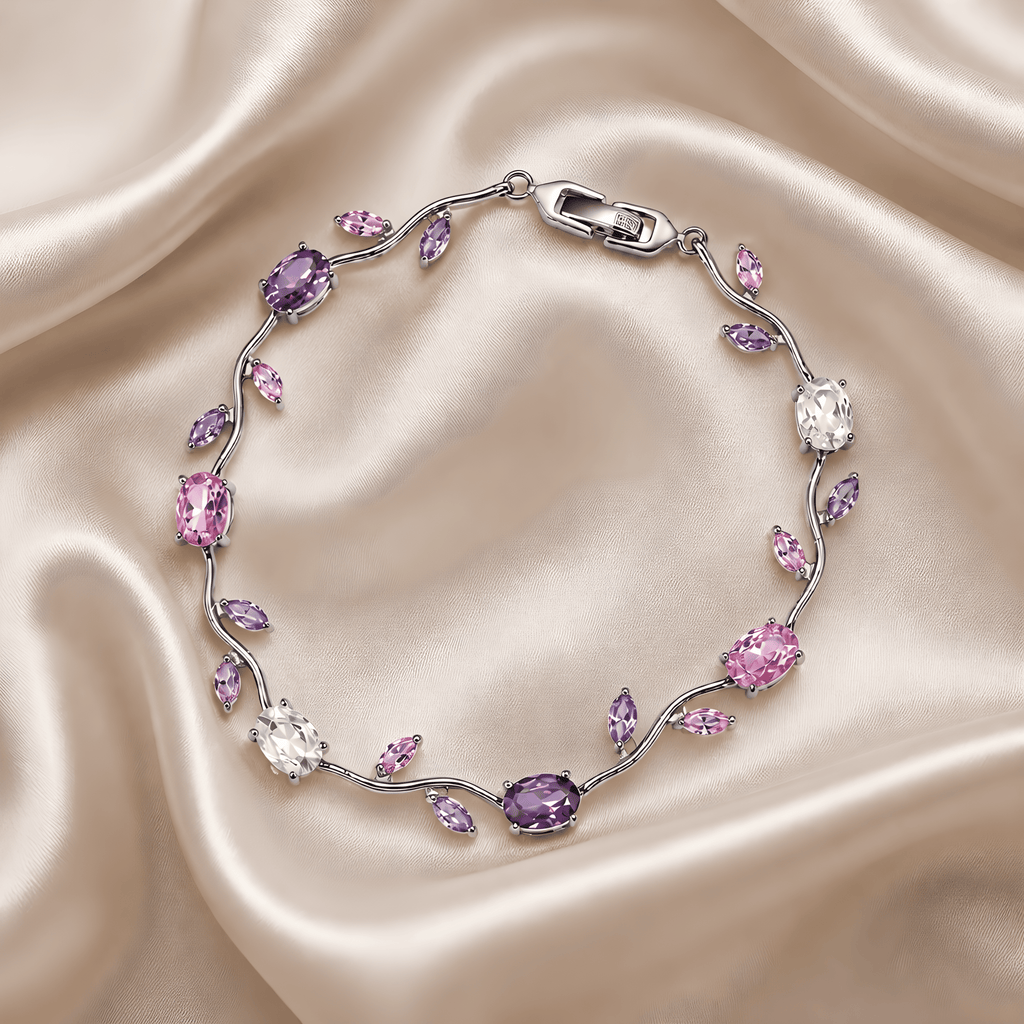 Tulipa Bloom Armband in silberfarbener Ausführung auf champagnerfarbenem Seidensatin, Lifestyle-Aufnahme