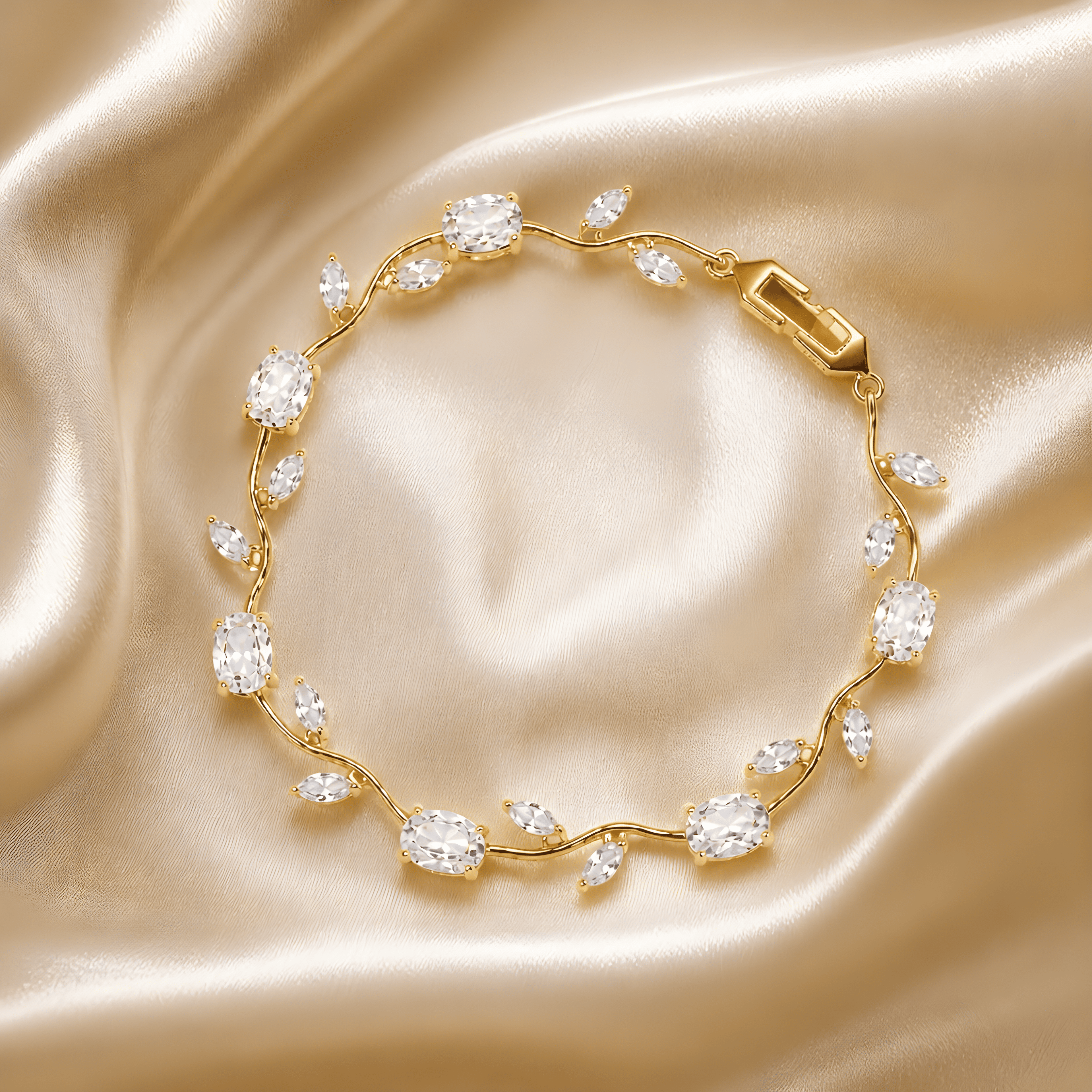 Tulipa White Armband mit 18K Goldvergoldung und weißen Zirkonia-Steinen auf champagnerfarbenem Seidensatin, Lifestyle-Aufnahme