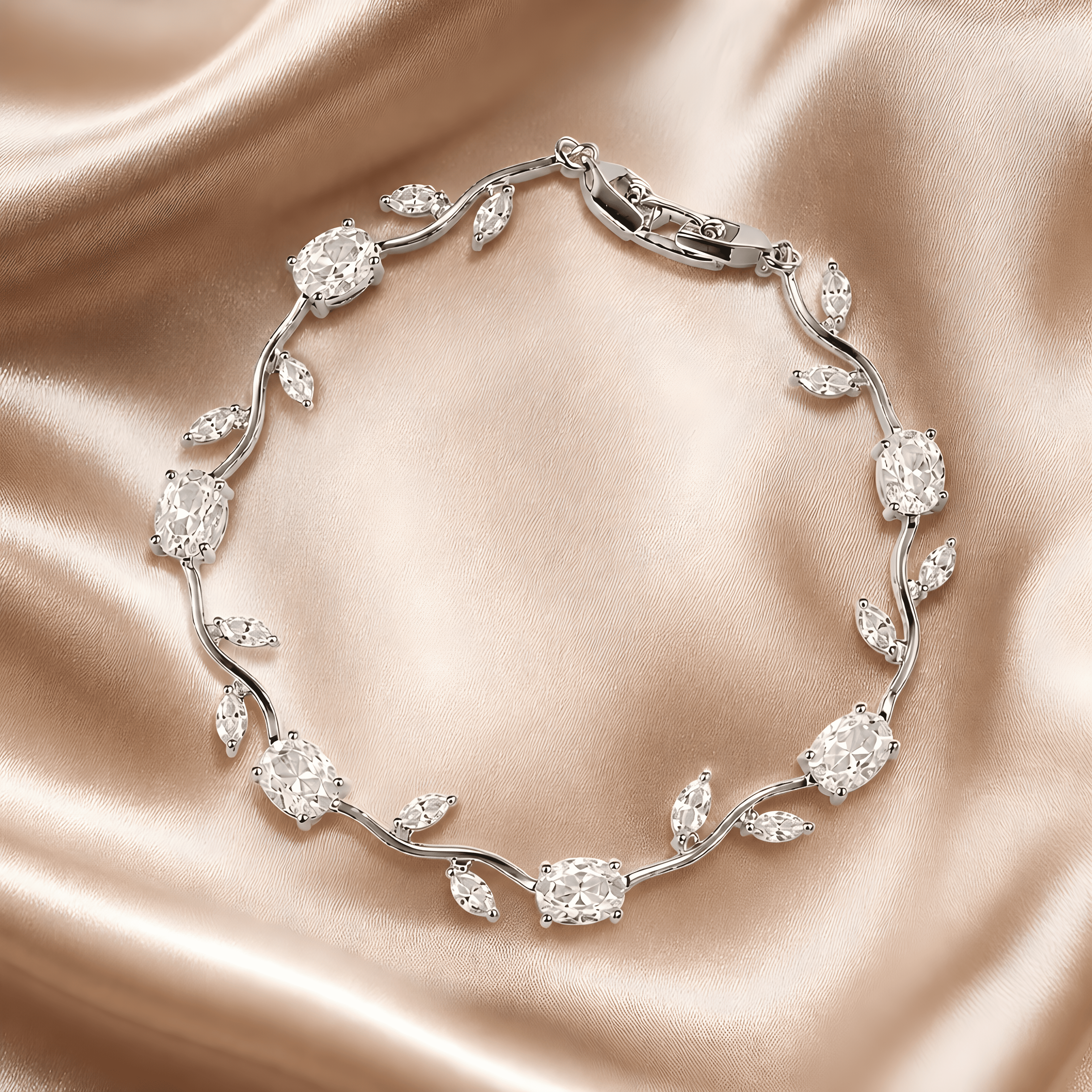 Tulipa White Armband in silberfarbener Ausführung mit weißen Zirkonia-Steinen auf champagnerfarbenem Seidensatin, Lifestyle-Aufnahme
