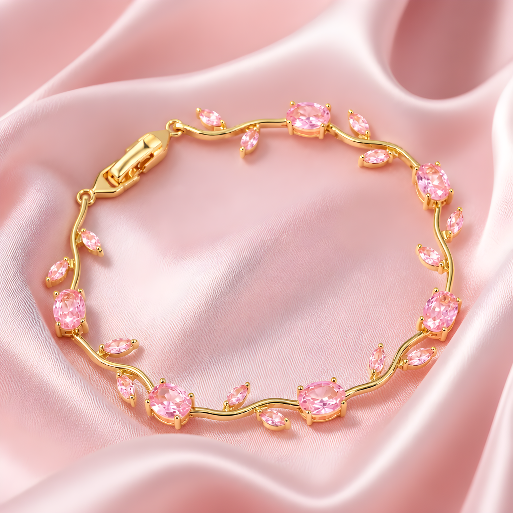 Tulipa Rose Armband Gold mit rosafarbenen Zirkonia auf rosa Seidenstoff, Lifestyle-Aufnahme