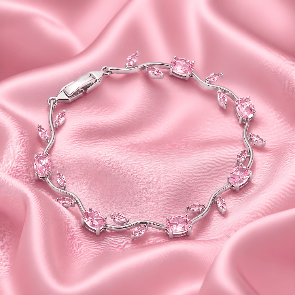Tulipa Rose Armband Silber mit rosafarbenen Zirkonia auf Seidenstoff, Lifestyle-Aufnahme