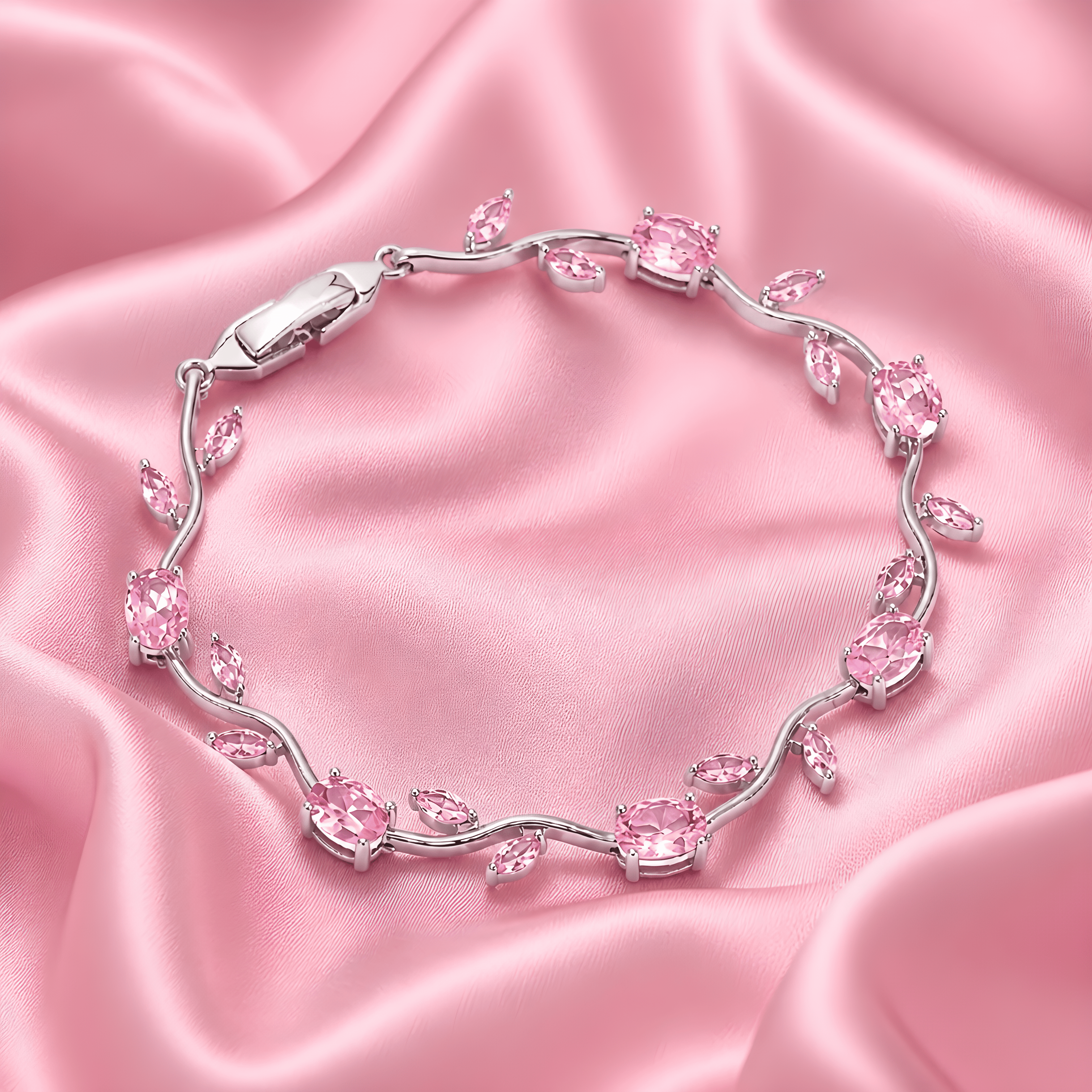 Tulipa Rose Armband Silber mit rosafarbenen Zirkonia auf Seidenstoff, Lifestyle-Aufnahme
