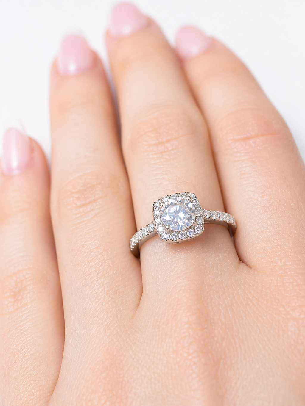 Selene Ring – Runder Zirkonia mit quadratischem Pavé-Halo und Pavé-Schiene, Edelstahl mit Platinbeschichtung