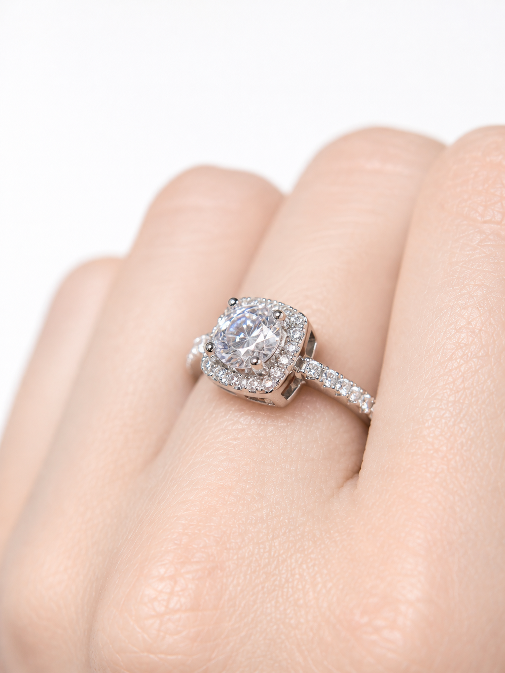 Selene Ring – Runder Zirkonia mit quadratischem Pavé-Halo und Pavé-Schiene, Edelstahl mit Platinbeschichtung