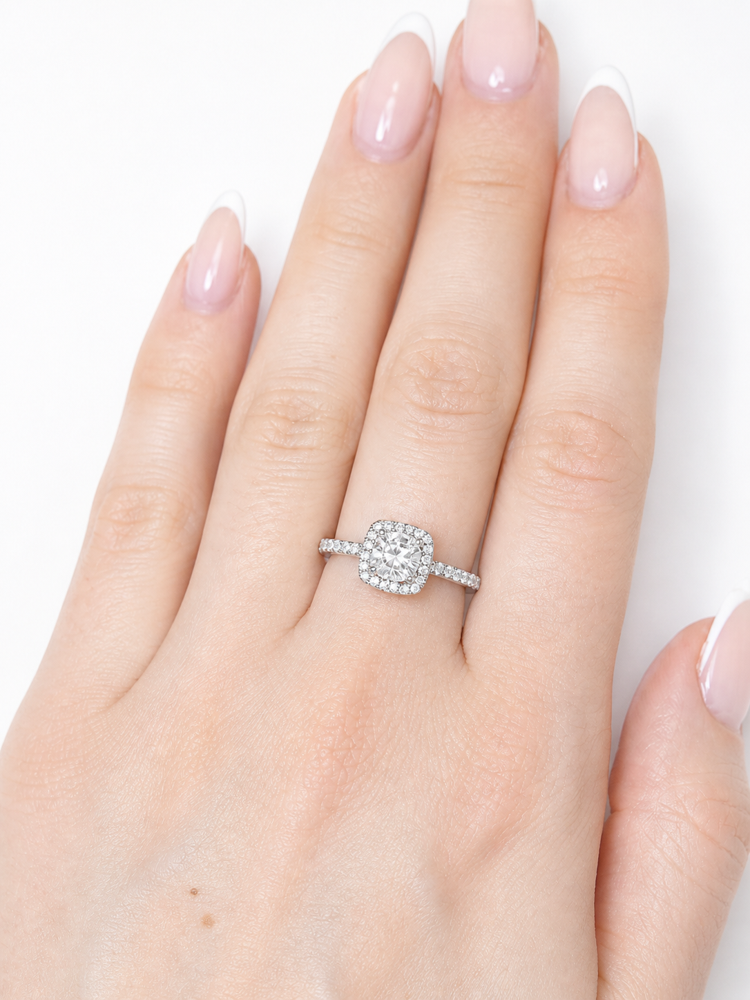 Selene Ring – Runder Zirkonia mit quadratischem Pavé-Halo und Pavé-Schiene, Edelstahl mit Platinbeschichtung