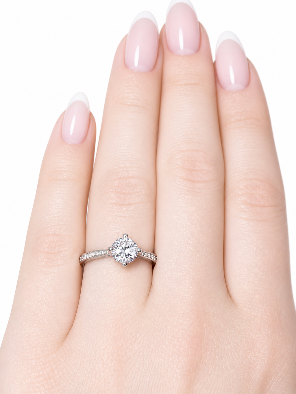 Diana Ring – Zirkonia mit Vierzackenfassung und Pavé-Besatz, zur Fassung hin verjüngende Ringschiene, Edelstahl mit Platinbeschichtung