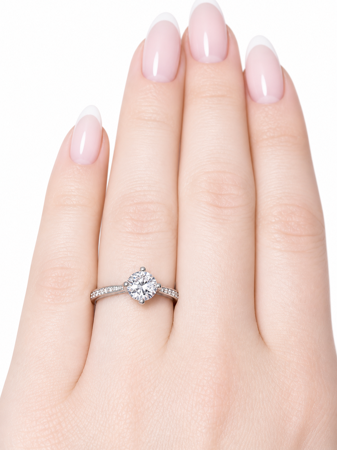 Diana Ring – Zirkonia mit Vierzackenfassung und Pavé-Besatz, zur Fassung hin verjüngende Ringschiene, Edelstahl mit Platinbeschichtung