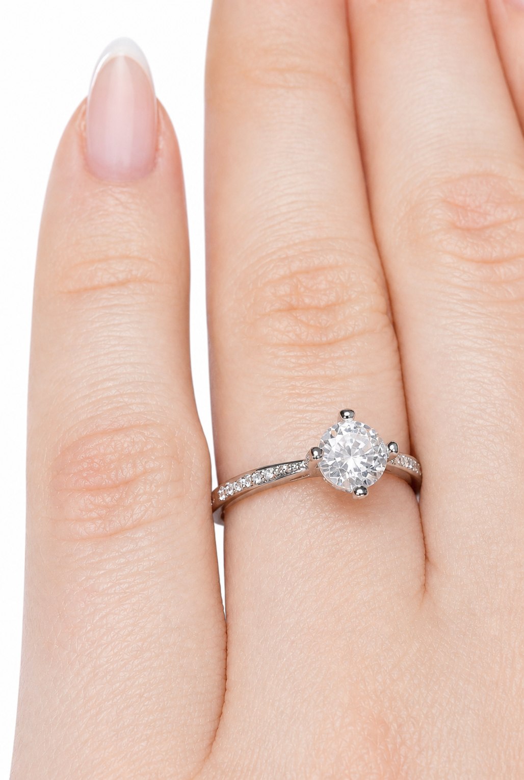 Diana Ring – Zirkonia mit Vierzackenfassung und Pavé-Besatz, zur Fassung hin verjüngende Ringschiene, Edelstahl mit Platinbeschichtung