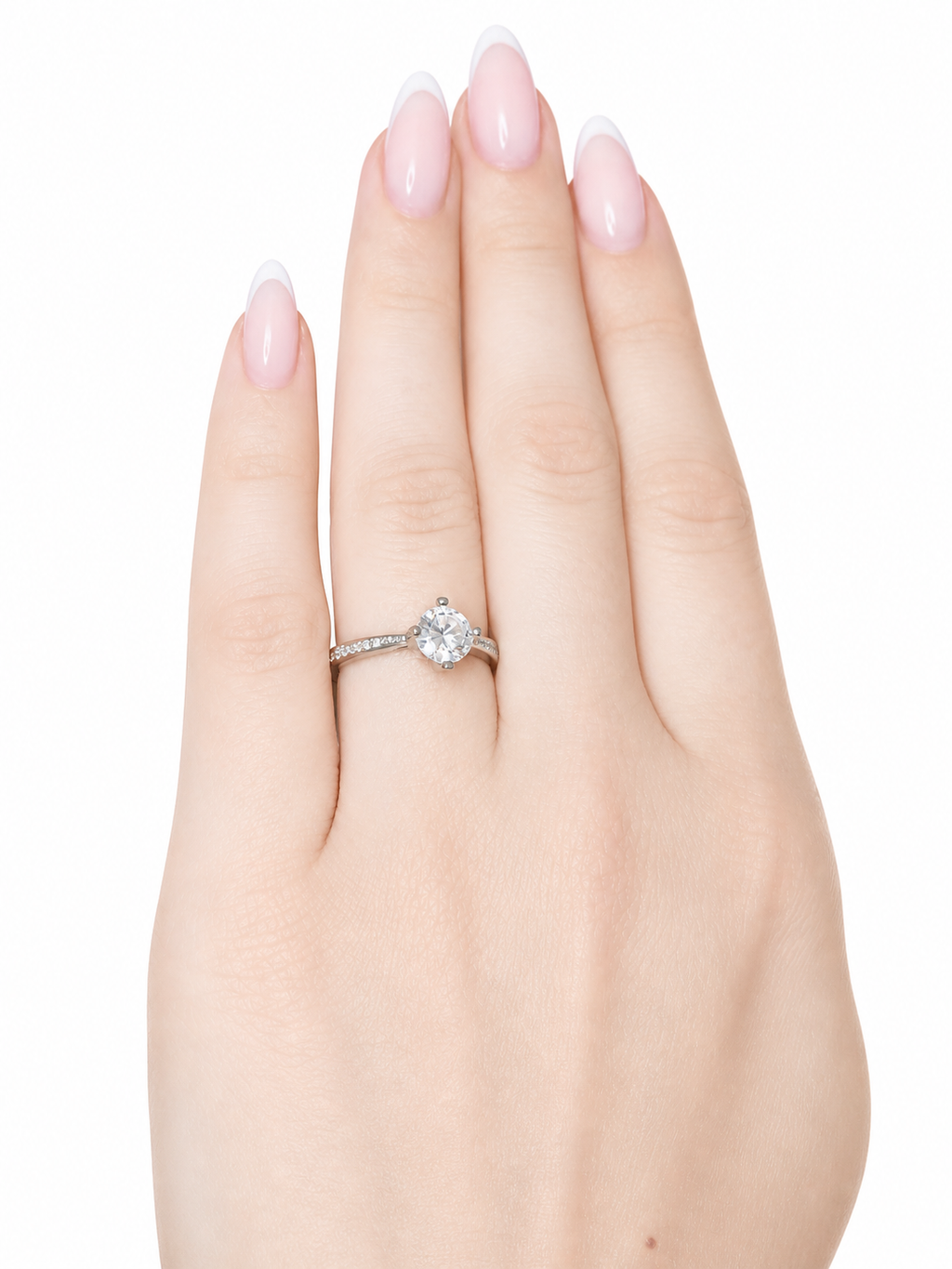 Diana Ring – Zirkonia mit Vierzackenfassung und Pavé-Besatz, zur Fassung hin verjüngende Ringschiene, Edelstahl mit Platinbeschichtung
