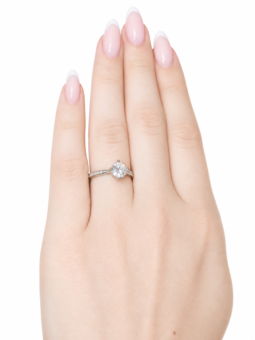 Diana Ring – Zirkonia mit Vierzackenfassung und Pavé-Besatz, zur Fassung hin verjüngende Ringschiene, Edelstahl mit Platinbeschichtung