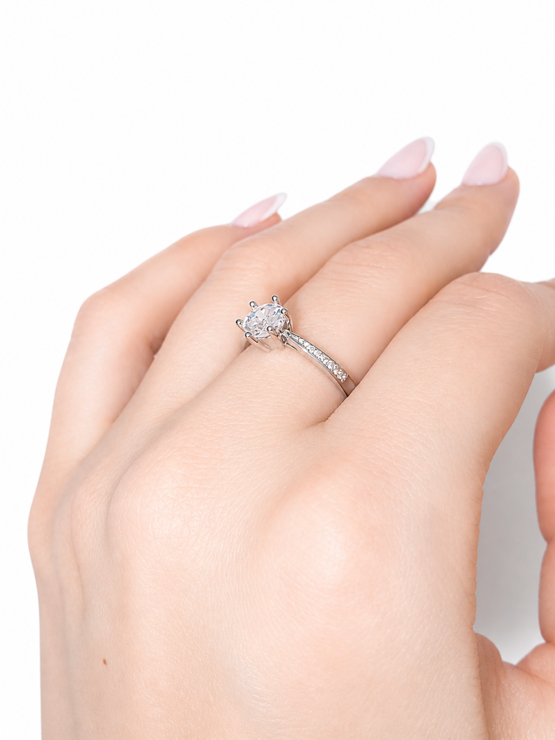Aurora Ring – Zirkonia mit Sechskrallen, Pavé-Besatz auf zur Fassung hin verjüngender Ringschiene, Edelstahl mit Platinbeschichtung
