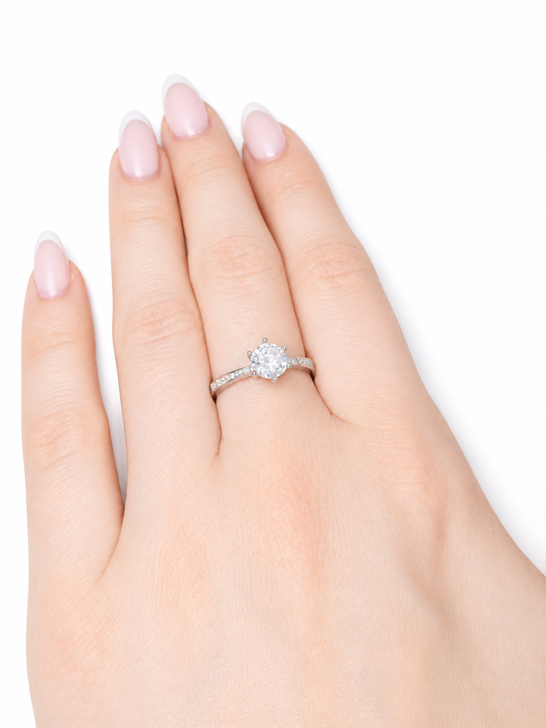 Aurora Ring – Zirkonia mit Sechskrallen, Pavé-Besatz auf zur Fassung hin verjüngender Ringschiene, Edelstahl mit Platinbeschichtung