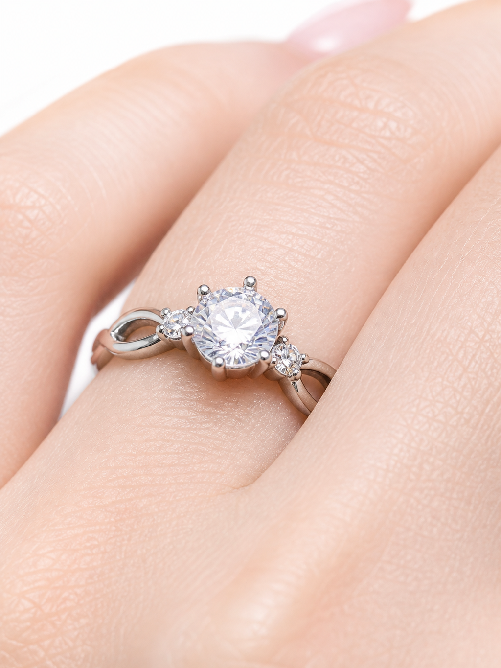 Aura Ring – Zirkonia-Trio mit geschwungener Unendlichkeitsschiene, Edelstahl mit Platinbeschichtung