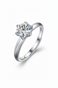 Undina Ring – Zirkonia mit Sechskrallen auf massiver Ringschiene mit erhabenem Mittelgrat, Edelstahl mit Platinbeschichtung