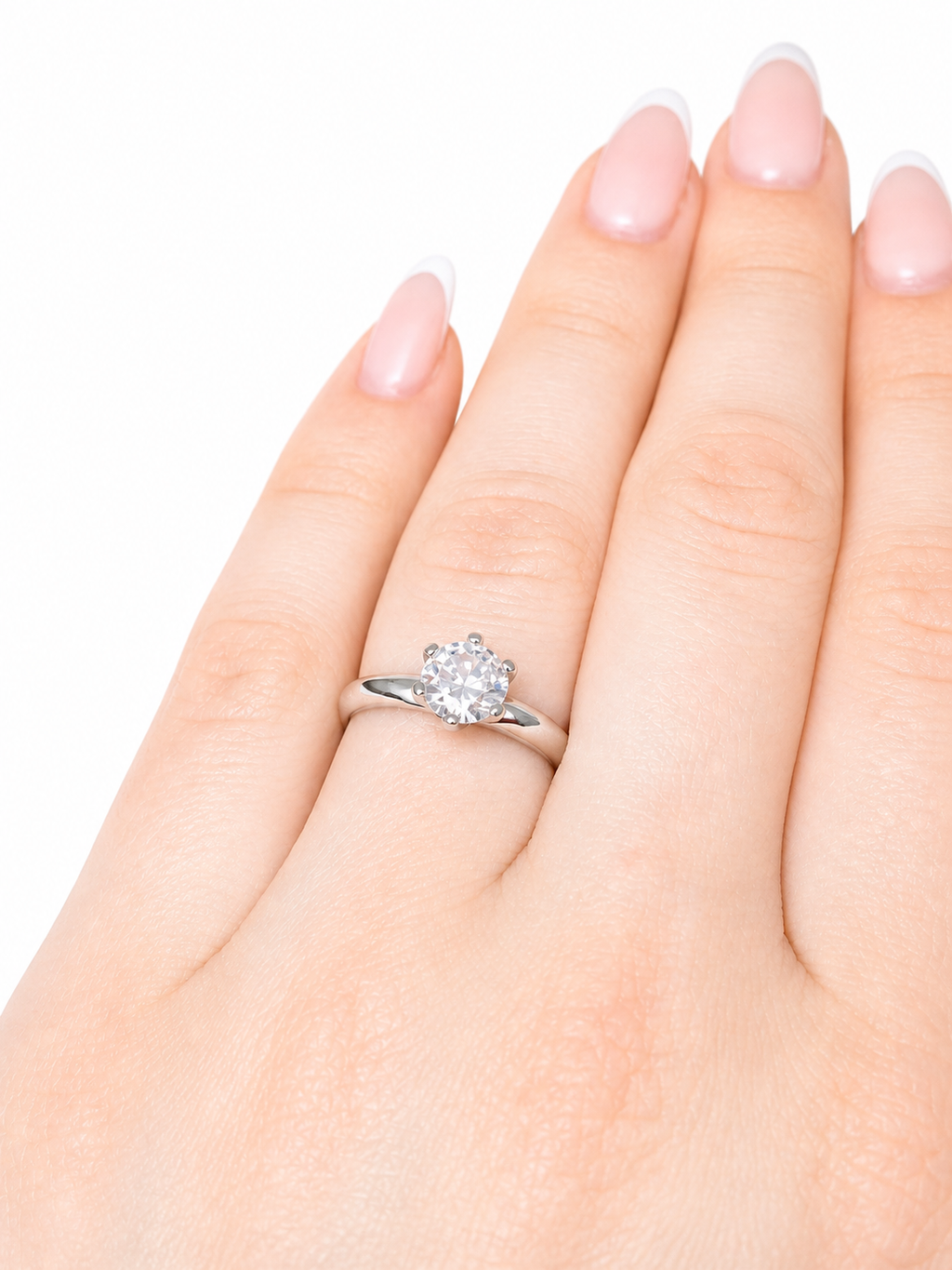 Undina Ring – Zirkonia mit Sechskrallen auf massiver Ringschiene mit erhabenem Mittelgrat, Edelstahl mit Platinbeschichtung