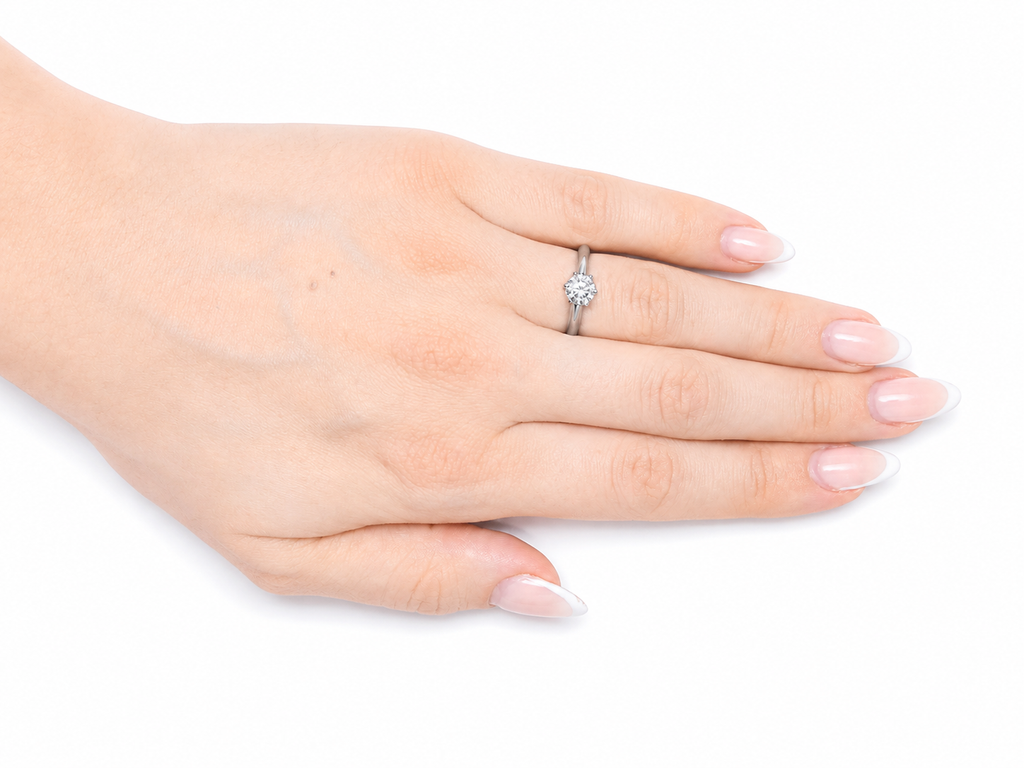 Undina Ring – Zirkonia mit Sechskrallen auf massiver Ringschiene mit erhabenem Mittelgrat, Edelstahl mit Platinbeschichtung