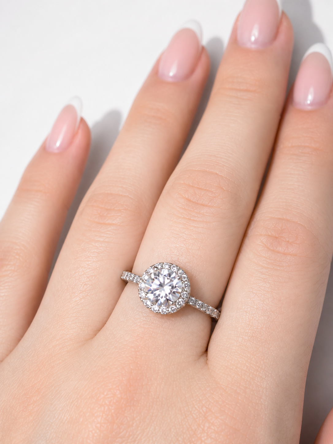 Persephone Ring – Zirkonia mit Halo-Fassung und Pavé-Besatz, Edelstahl mit Platinbeschichtung