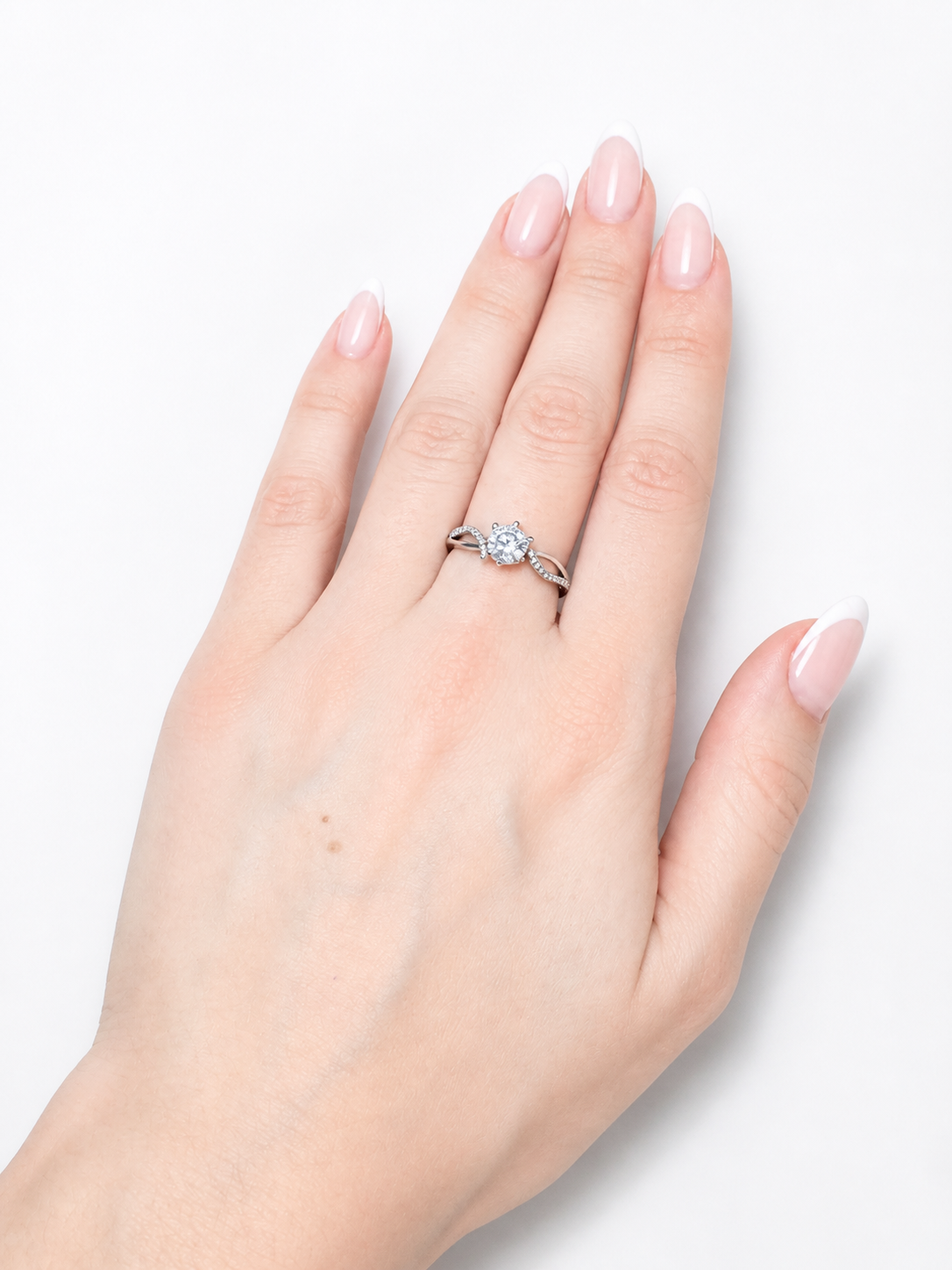 Calypso Ring – Zirkonia mit Sechskrallen und geteilter Ringschiene: eine Seite Pavé, eine Seite glatt poliert, Edelstahl mit Platinbeschichtung