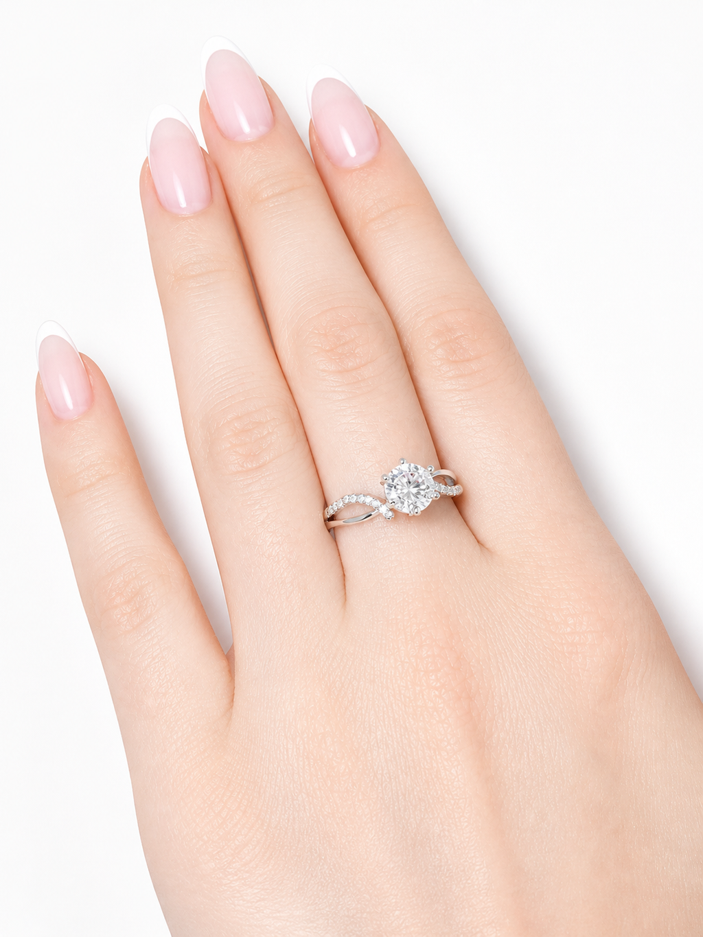 Calypso Ring – Zirkonia mit Sechskrallen und geteilter Ringschiene: eine Seite Pavé, eine Seite glatt poliert, Edelstahl mit Platinbeschichtung
