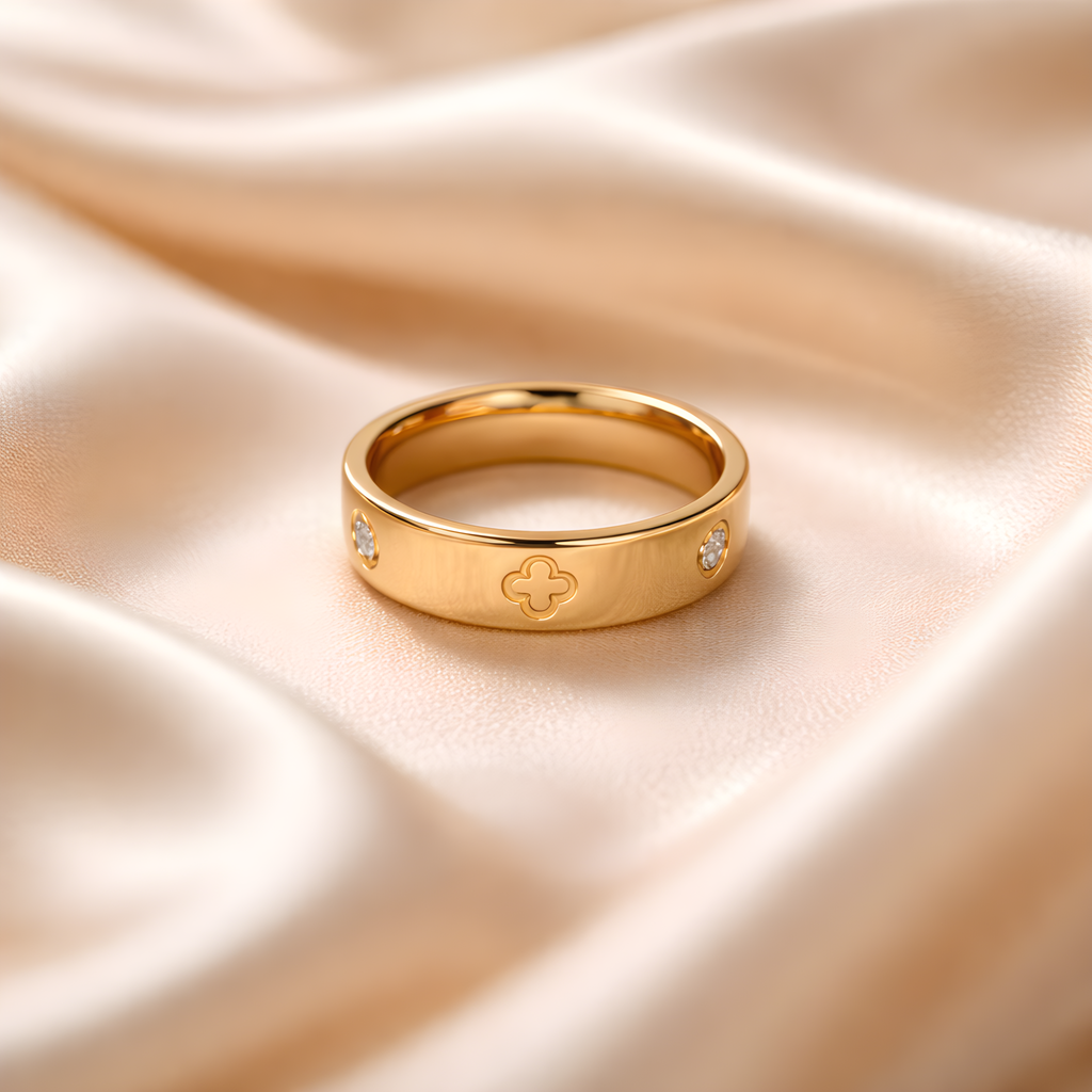 Chloé Ring – Edelstahl mit Kleeblatt & Zirkonia – Gold | Alextra Jewelry