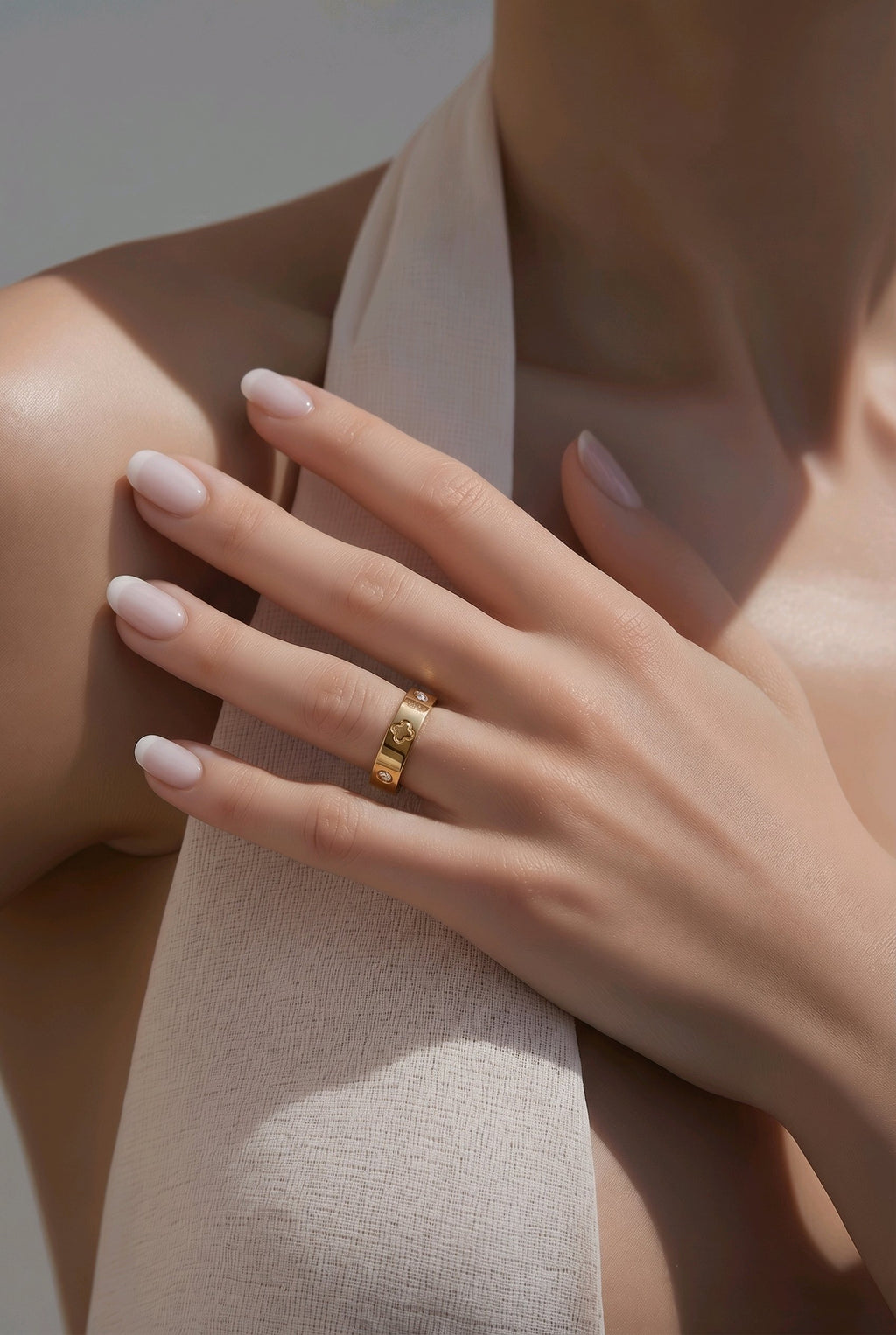 Chloé Ring – Edelstahl mit Kleeblatt & Zirkonia – Gold | Alextra Jewelry