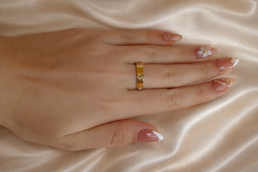 Chloé Ring – Edelstahl mit Kleeblatt & Zirkonia – Gold | Alextra Jewelry