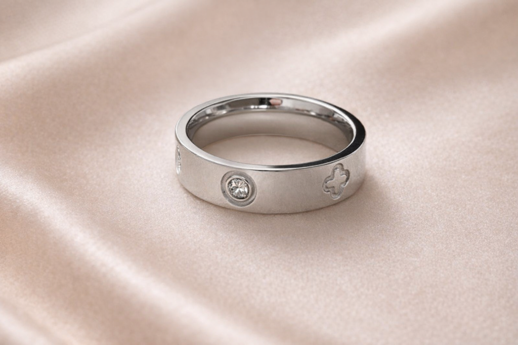 Chloé Ring – Edelstahl mit Kleeblatt & Zirkonia – Silber | Alextra Jewelry
