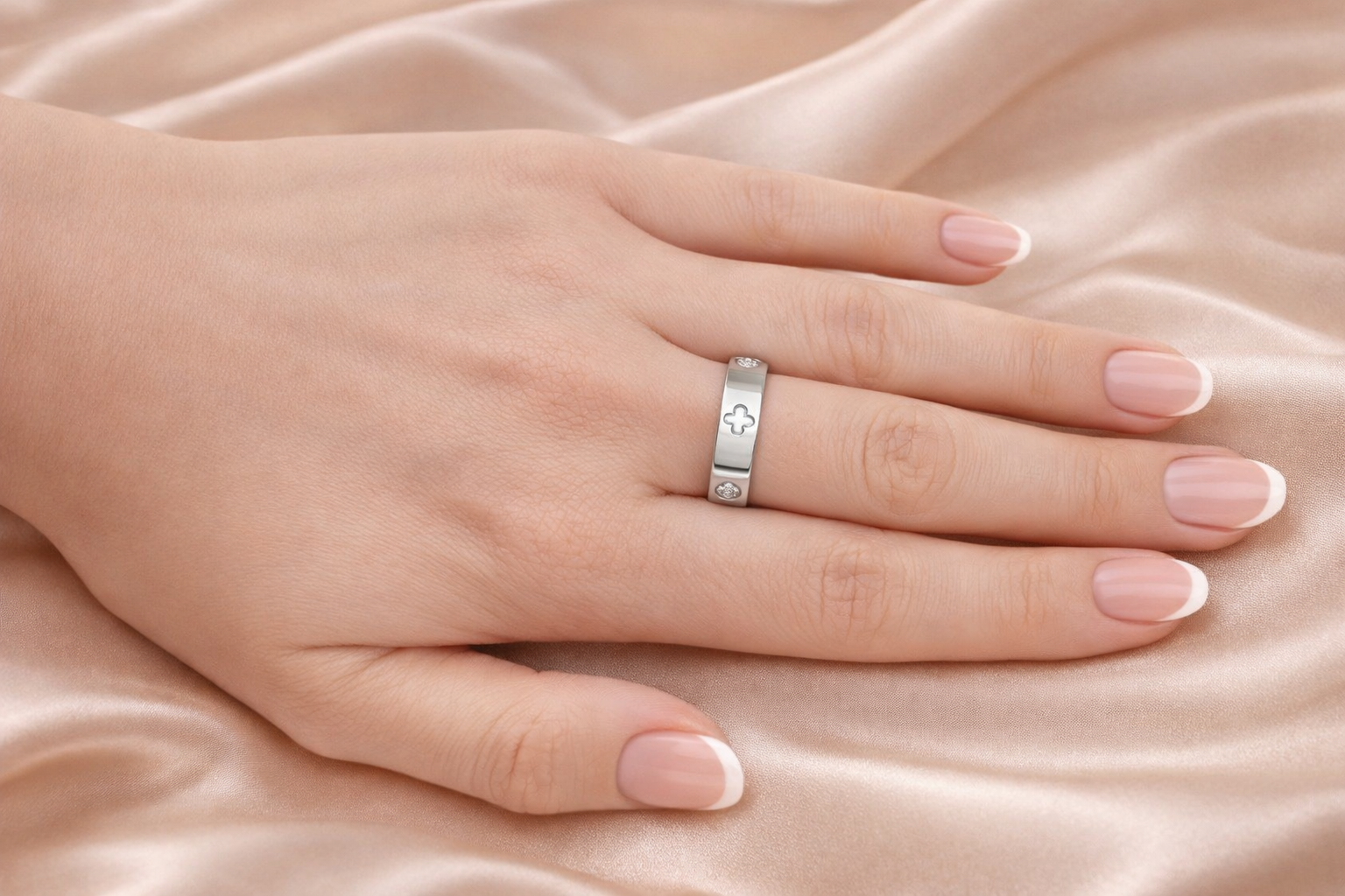 Chloé Ring – Edelstahl mit Kleeblatt & Zirkonia – Silber | Alextra Jewelry