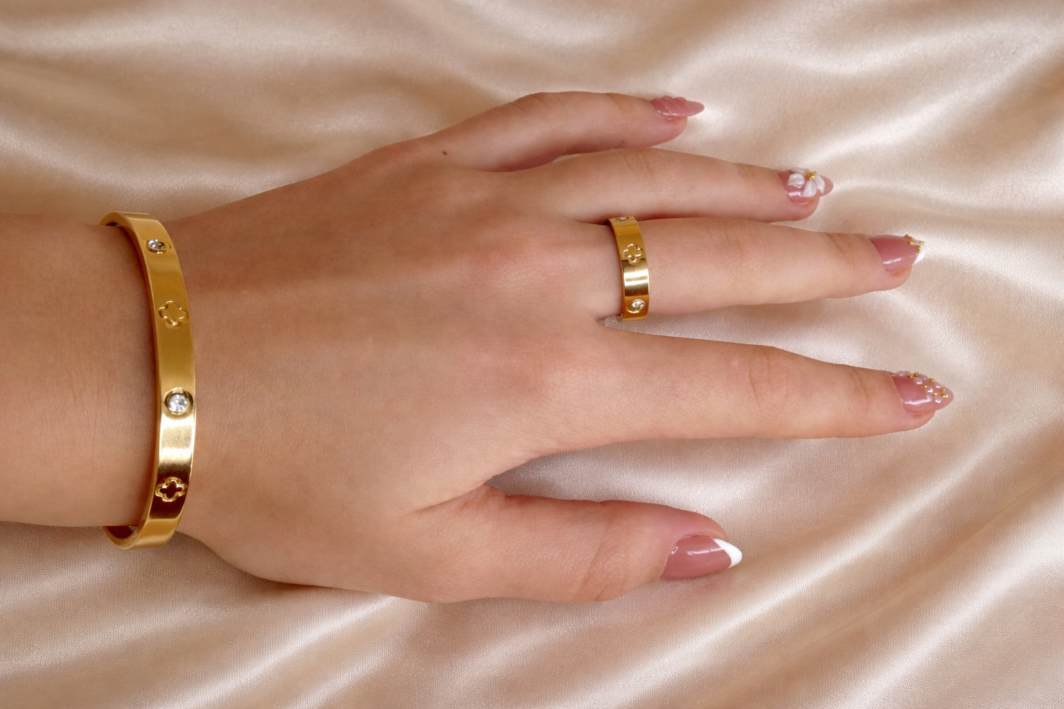 Chloé Set – Ring & Armband – Edelstahl mit 18K Goldvergoldung oder in silberfarbener Ausführung – Femmes Collection | Alextra Jewelry