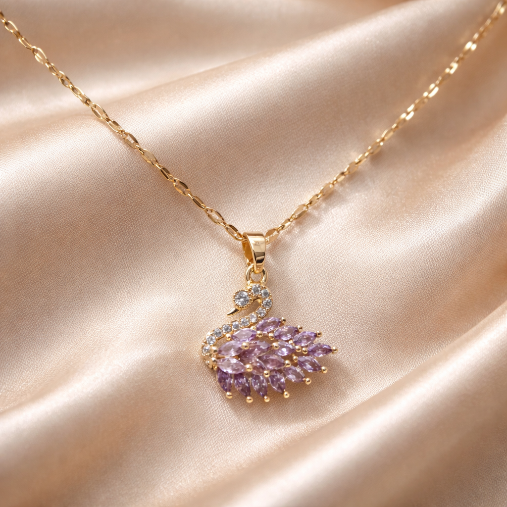 Cygne Éternel Collier – Edelstahl mit 18K Goldvergoldung – Schwan Anhänger Gold & Flieder | Alextra Jewelry