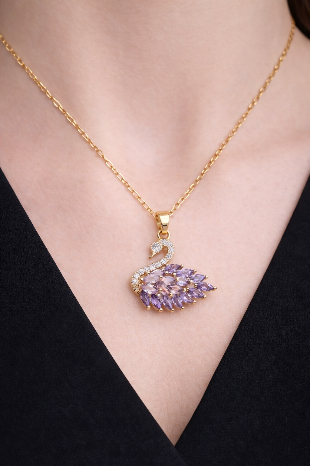 Cygne Éternel Collier – Edelstahl mit 18K Goldvergoldung – Schwan Anhänger Gold & Flieder | Alextra Jewelry