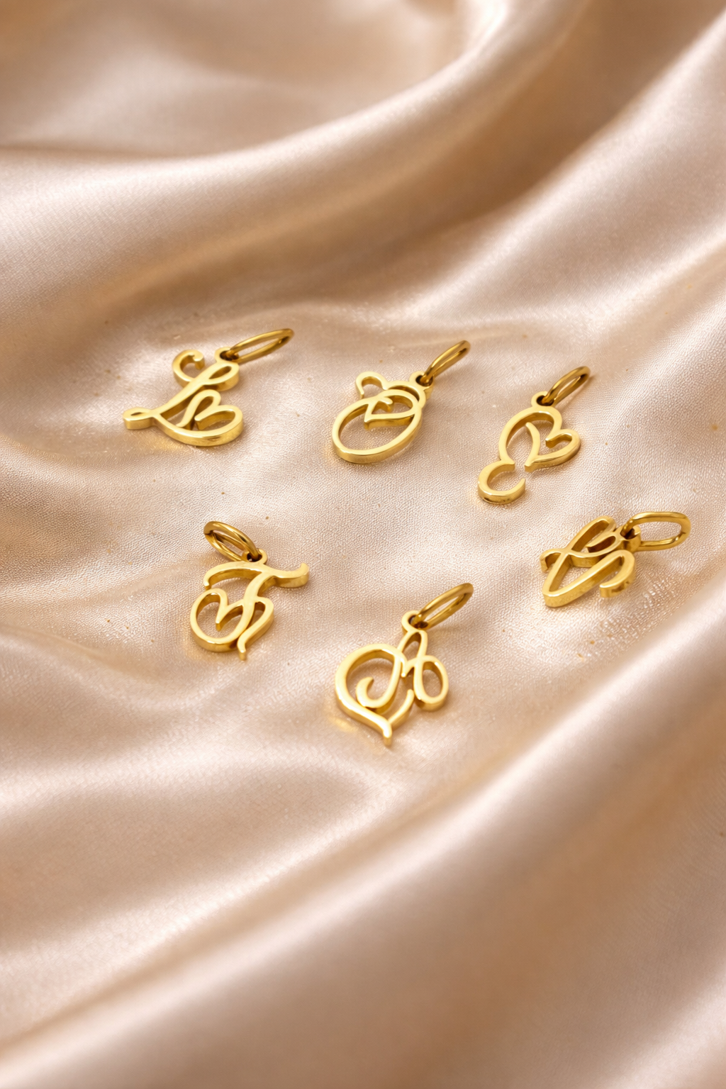 Buchstaben-Anhänger aus Edelstahl mit 18K Goldvergoldung oder in silberfarbener Ausführung