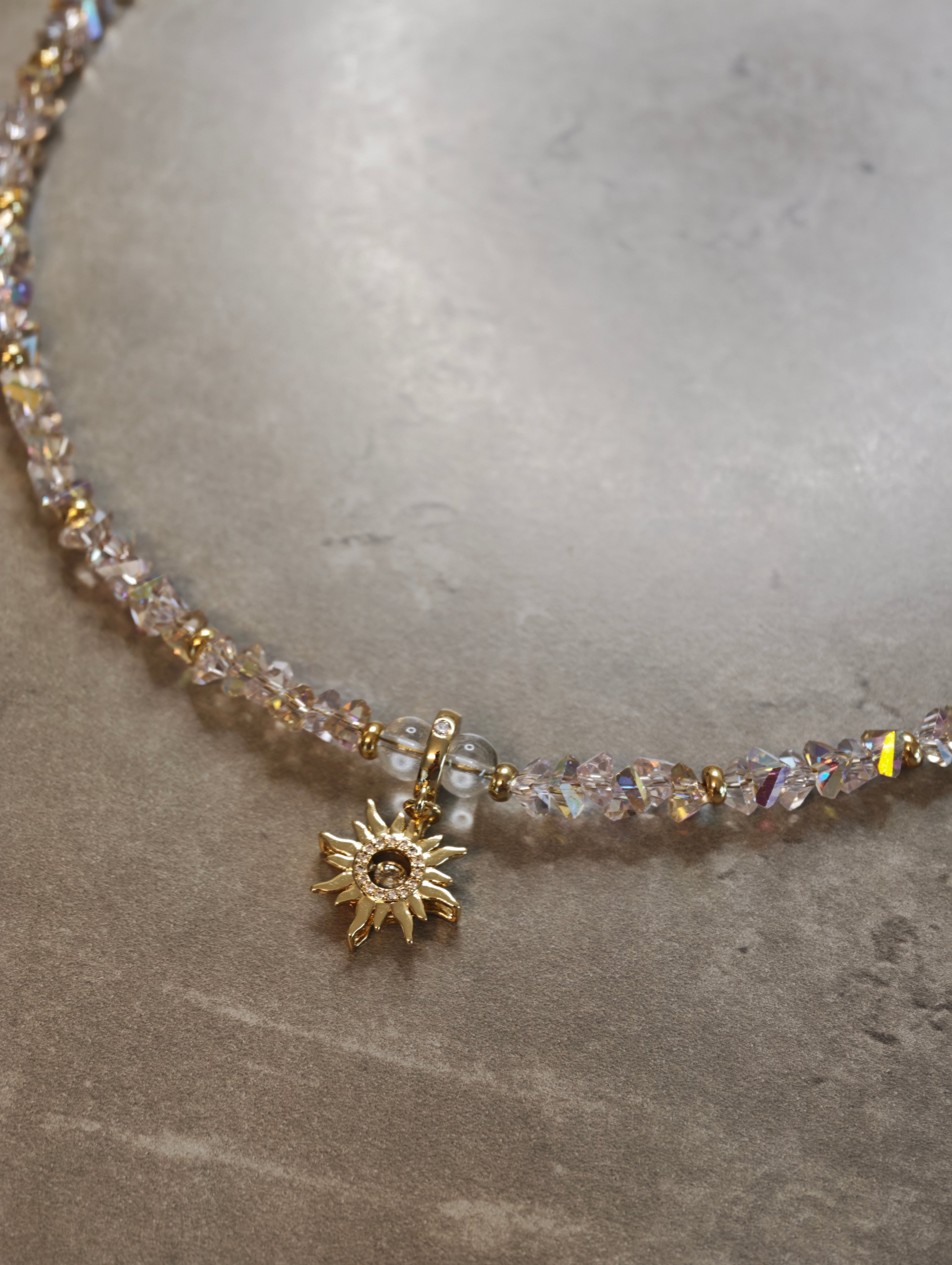 Sonnenzauber Collier – handgefertigtes Kristall-Collier in Rosa und Champagner mit goldenem Sonnen-Anhänger aus Sterlingsilber, Alextra Boutique Studio