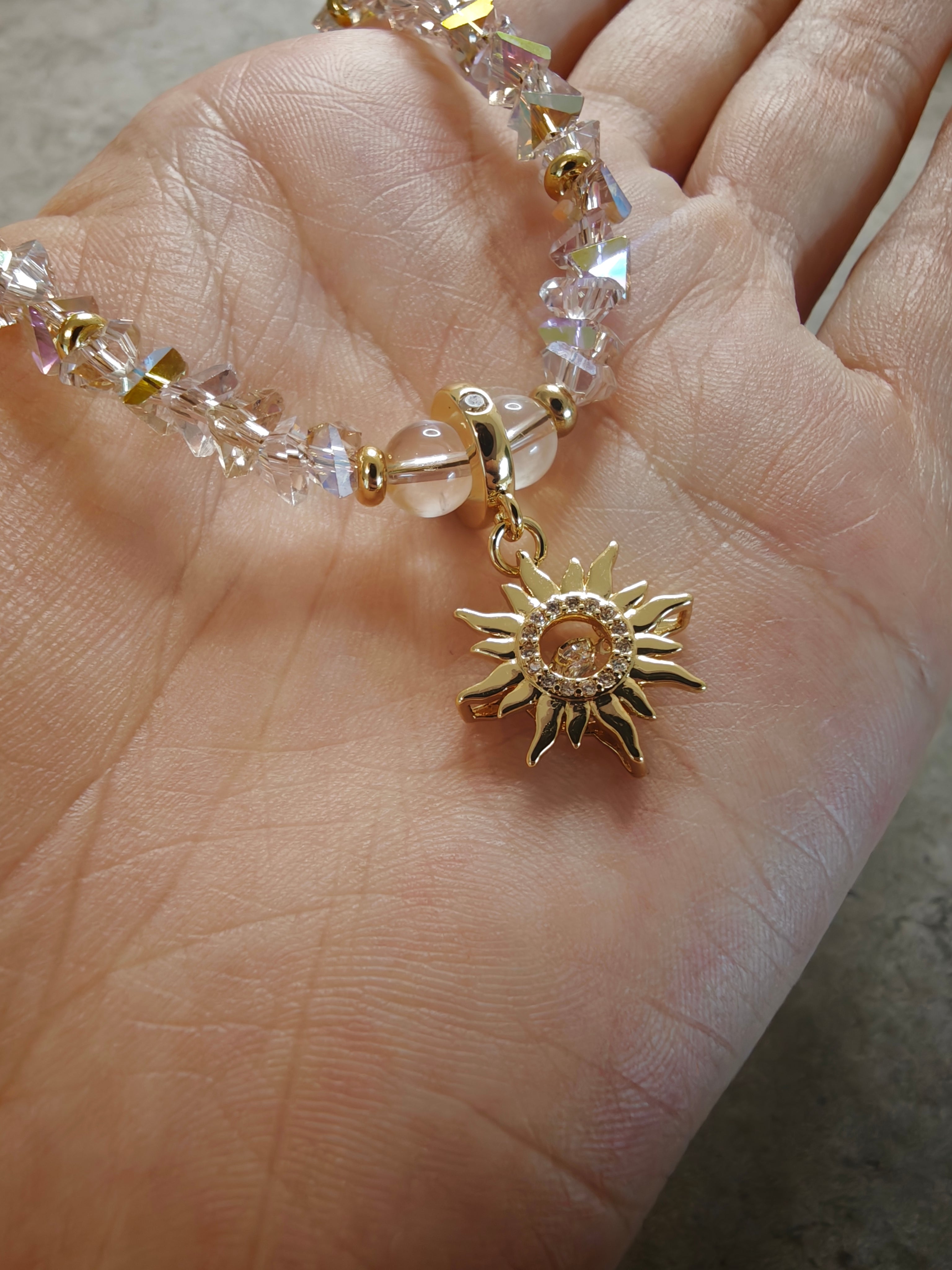 Sonnenzauber Collier – handgefertigtes Kristall-Collier in Rosa und Champagner mit goldenem Sonnen-Anhänger aus Sterlingsilber, Alextra Boutique Studio