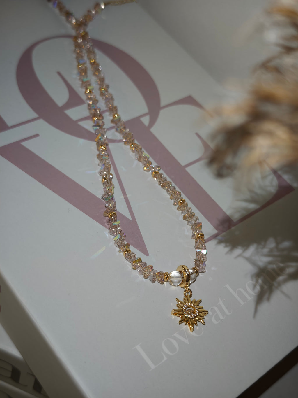 Sonnenzauber Collier – handgefertigtes Kristall-Collier in Rosa und Champagner mit goldenem Sonnen-Anhänger aus Sterlingsilber, Alextra Boutique Studio