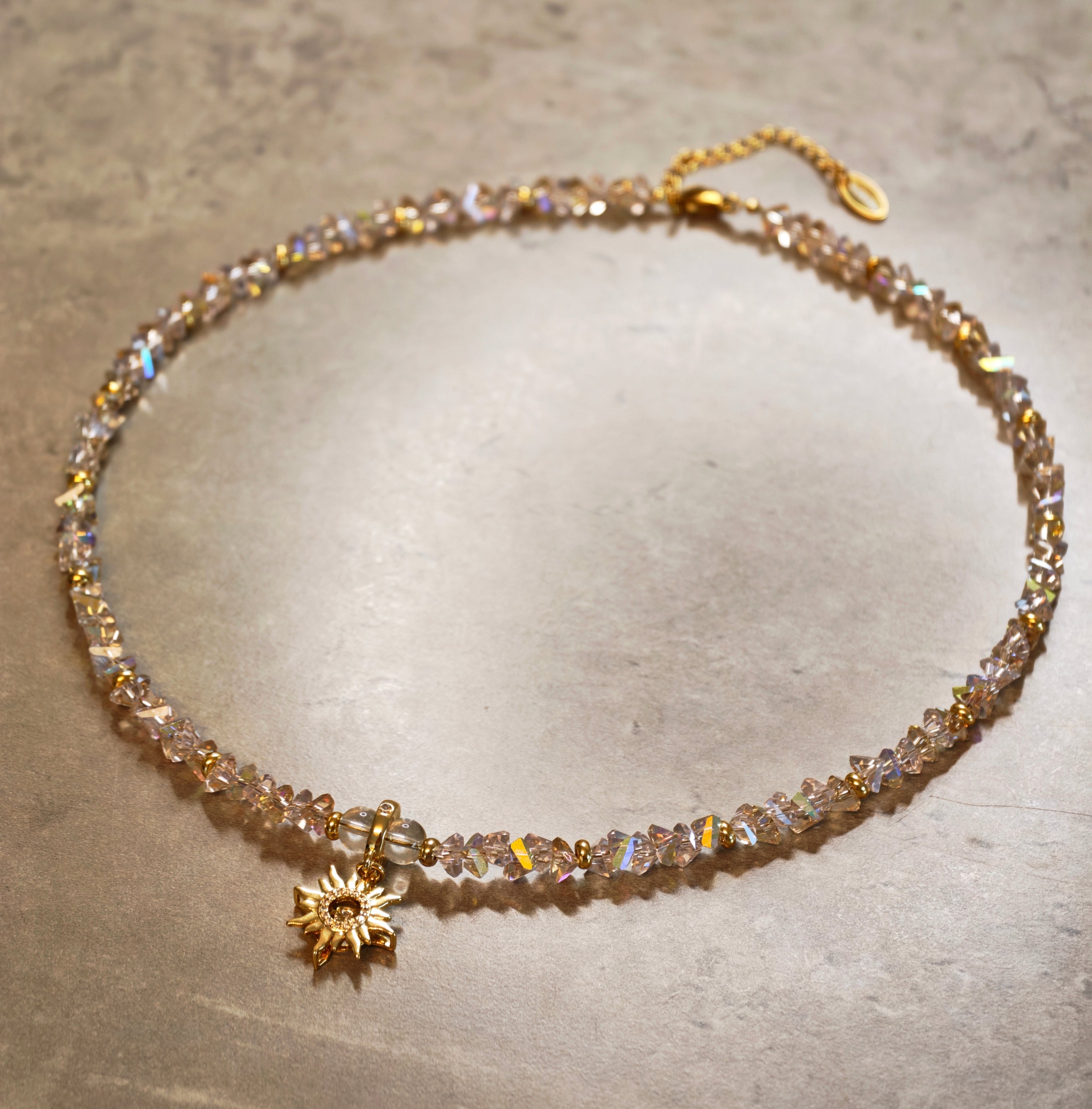 Sonnenzauber Collier – handgefertigtes Kristall-Collier in Rosa und Champagner mit goldenem Sonnen-Anhänger aus Sterlingsilber, Alextra Boutique Studio